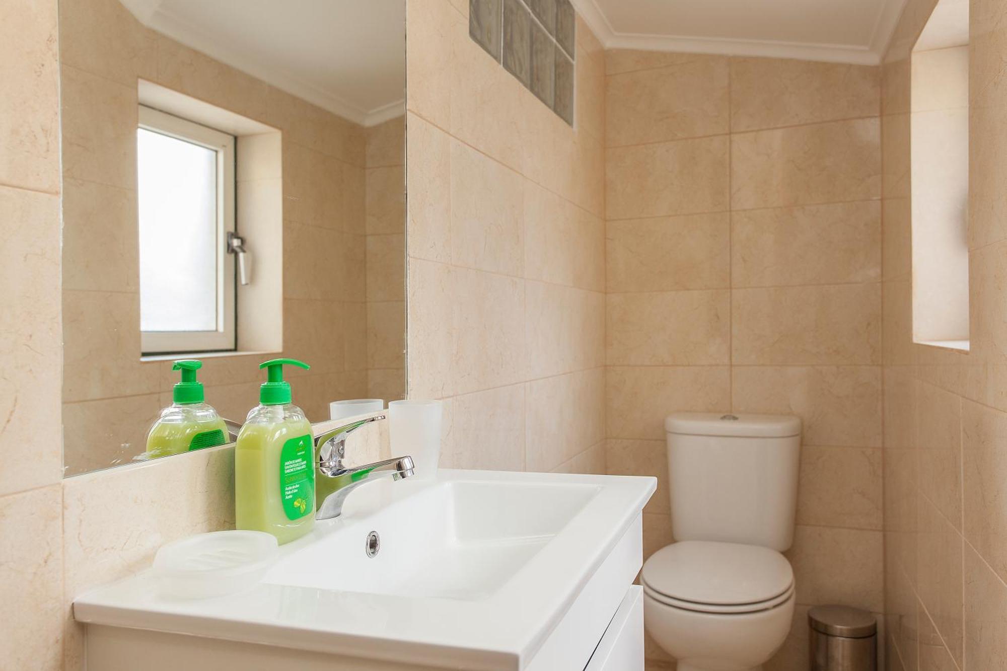 Principe Real 2 Bedrooms 2 Bathrooms, Air-con, Wi-fi, 3rd Floor Apartment
