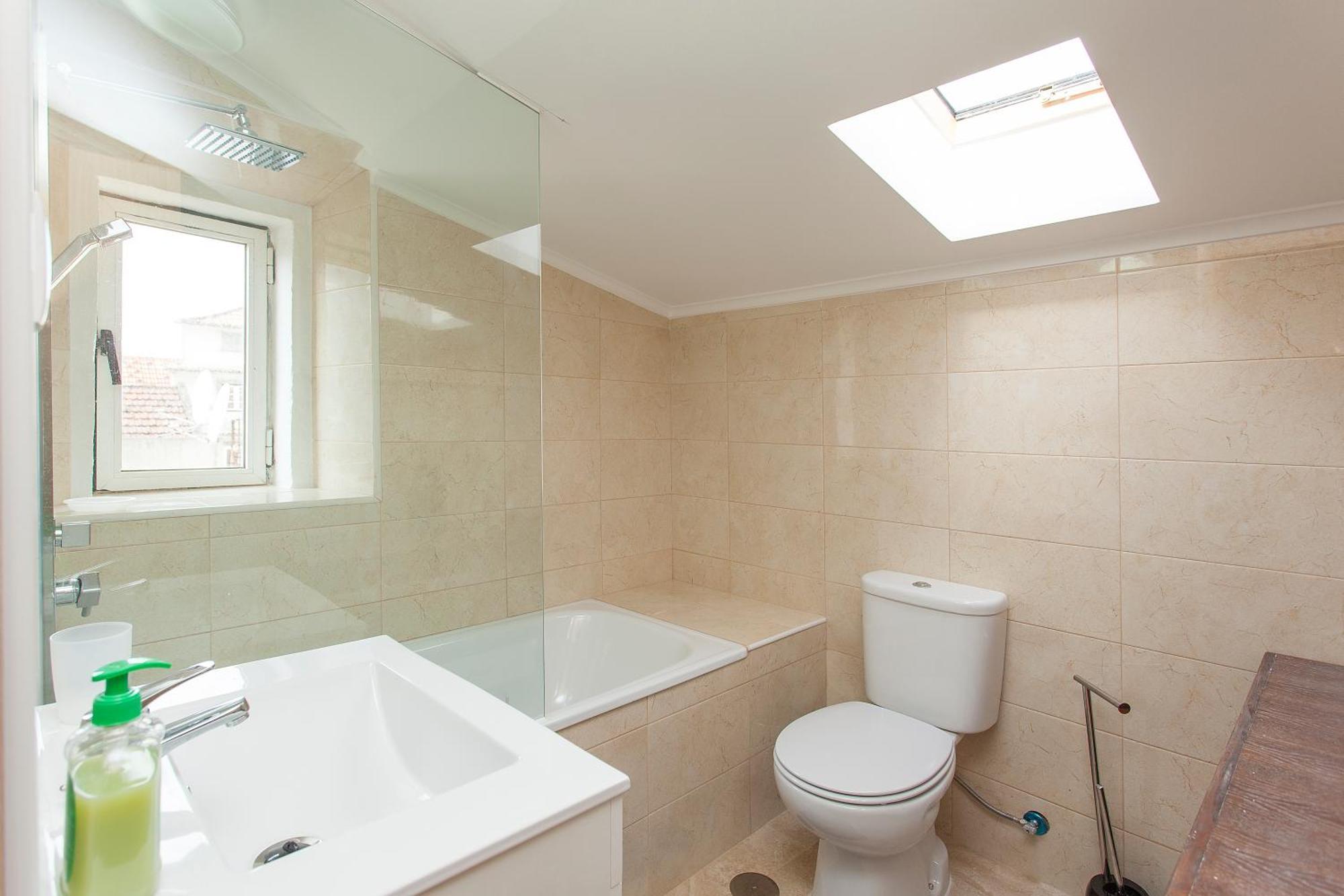 Principe Real 2 Bedrooms 2 Bathrooms, Air-con, Wi-fi, 3rd Floor Apartment *